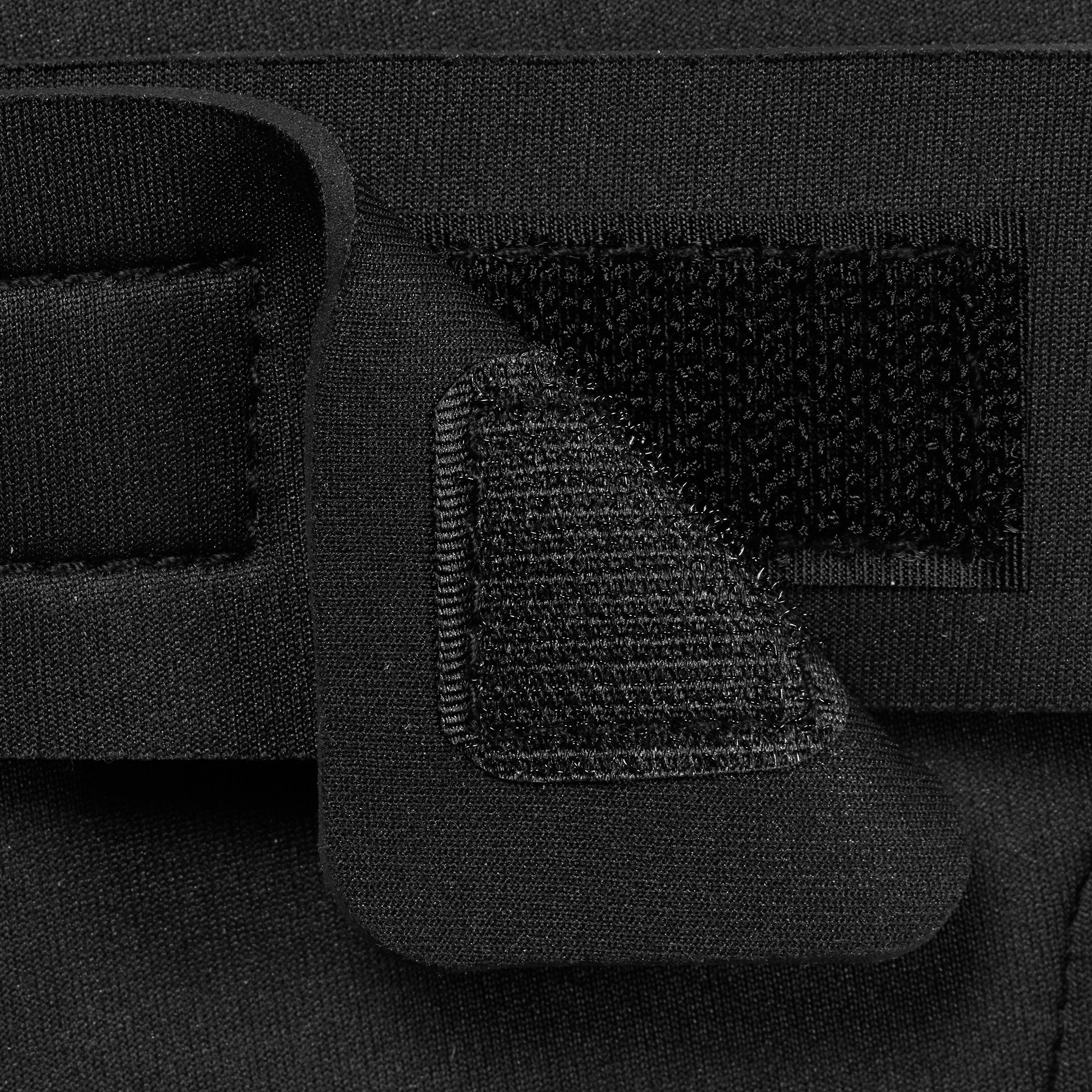 05-64488_GAIAM-RUNNING-ARMBAND_D.jpg